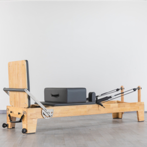 Réformateur de Pilates professionnel avec cadre en chêne, rail en alliage d'aluminium coréen lisse renforcé de cuir microfibre et ressorts en fil de piano - Product Image 4