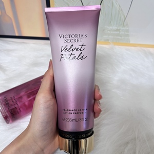 Set Victoria <span class=keywords><strong>Secret</strong></span> <span class=keywords><strong>Velvet</strong></span> Petals: Lozione Corpo 236ml e Spray Corpo 250ml, Profumo Originale per Donne - Product Image 6