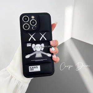 Nouveau Creative <span class=keywords><strong>Kaws</strong></span> Design Puffer étui de téléphone portable pour <span class=keywords><strong>iPhone</strong></span> 16 15 14 13 12 <span class=keywords><strong>11</strong></span> Pro Max PC Matériel Caméra Objectif Film OEM/ODM Logo - Product Image 6