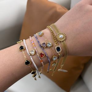 Vente en gros de bijoux de mode en acier inoxydable plaqué or 18 carats, bracelets chaîne cœur en zircon coloré et bracelets maille épaisse en pierres précieuses - Product Image 1