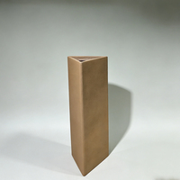 Jardinière triangulaire haute en fibre de verre au design moderne et épuré, biodégradable et écologique, pour usage extérieur et intérieur, idéale pour les centres commerciaux