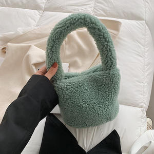 Qetesh 겨울 귀여운 데일리 파우치 플러시 가방 플러시 인조 모피 버킷 핸드백 여자를위한 세련된 미니 사용자 정의 로고 핸드백 - Product Image 5