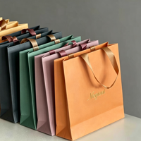 Sac cadeau en papier cartonné blanc de luxe, impression de logo personnalisée, poignée renforcée, capacité de charge de 6 à 9 kg, emballage haut de gamme pour parfums, cosmétiques, boutique