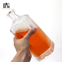Vente en gros de bouteilles en verre transparent Super Flint de 700 ml, bouteille carrée miniature pour vodka, capacité de 500 ml, emballage en liège