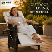 Chaise longue d'extérieur inclinable en rotin PE avec dossier réglable, repose-pieds, table latérale pliable et accoudoirs en bois