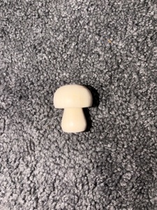Champignon miniature en bois fait main avec bouton décoratif, spécification D-BAS, décoration Squat Babyshroom - Product Image 1