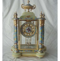 Horloge mécanique antique chinoise en bronze, avec figurine de pot à fleurs et architecture cloisonnée, affichant les heures et les demi-heures.