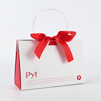 Sac en papier cartonné de luxe rouge et blanc avec poignée torsadée et nœud en ruban de satin, imprimé avec logo personnalisé, écologique, 250 g/m², pour mariage