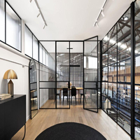Système de cloisons de bureau en acier Crittall, mur en verre à grille noire avec porte pour les intérieurs commerciaux modernes