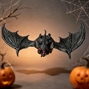 Colgante de murciélago gigante realista de Halloween con ojos rojos y colmillos, decoración de plástico para escenas de fiestas en casas embrujadas - Product Image 2