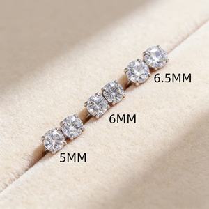Boucles d'oreilles clous en argent sterling 925 au design classique, avec diamant moissanite certifié GRA et fermoir à vis - Product Image 2