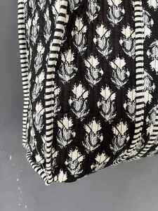 Bolso de Mano Acolchado de Algodón con Estampado de Bloques, Hecho a Mano, Arte Textil Tradicional Indio, Bolso de Hombro para Viajes y Compras - Product Image 4