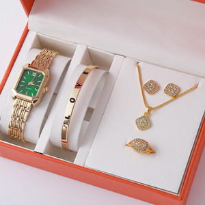 Set di Gioielli di Lusso 5 Pezzi in Vendita: Bracciale Geometrico con Diamanti, Orologio al Quarzo, Collana in Vetro, Orecchini - Product Image 4