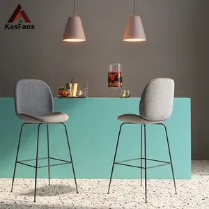 Neues Design High-End-Nachtclub-Stuhl Einzigartige Barhocker aus Edelstahl Optionale Farben Poker-Stuhl mit hohen Beinen