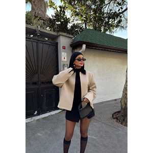 เสื้อแจ็คเก็ตซิปสำหรับผู้หญิงพร้อมดีเทลกระเป๋าสีครีม - Product Image 3