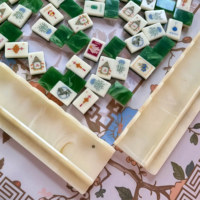Collection Mahjong Mac & Miller : Fire + Fortune - Verdant Fortune, jeu de 160 tuiles de Mahjong en acrylique de luxe, style américain