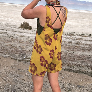 Combinaison d'été tendance et ludique à imprimé plage, boutonnée en U, en lin de haute qualité - Product Image 2