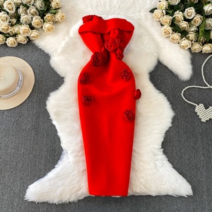 Abito da sera da donna di alta gamma con fiori tridimensionali, senza spalline, slim fit, lungo e aderente sui fianchi - Product Image 1