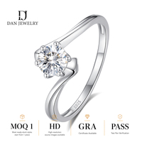 Bague de couple en argent sterling plaqué rhodium avec moissanite ronde, testée et vérifiée, prête à être expédiée, directement de l'usine de bijoux