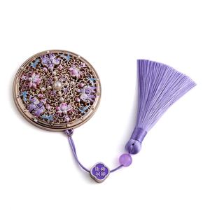 Espejo de Bolsillo Pequeño Redondo con Marco Dorado Metálico Color Púrpura, Diseño 3D Hueco, Cristal, Perla, Impresión UV Colorida y Borla - Product Image 4