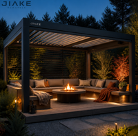 Pergola à lames orientables en aluminium avec table brasero intégrée et sièges enroulants pour des soirées estivales confortables dans le jardin ou sur la terrasse