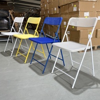 Chaise pliante, tabouret, mobilier de restaurant, usage extérieur et domestique, dossier creux, assise décontractée, design moderne et minimaliste, en plastique