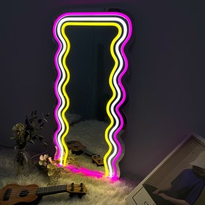 Miroir sur pied contemporain ondulé néon avec cadre lumineux rose, jaune et blanc, en plastique, pour usage domestique - Product Image 1