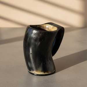 Verre en corne de Viking écologique fabriqué à la main à partir de matériaux naturels Expérience de consommation authentique pour les amateurs d'histoire - Product Image 1