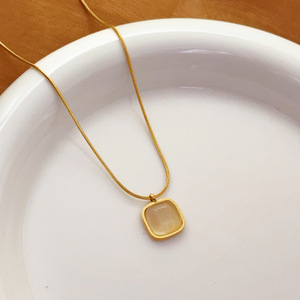 Collier pendentif carré coloré tendance pour femme en acier inoxydable plaqué or de luxe de la marque Elodie, chaîne serpent, ne ternit pas, vente en gros - Product Image 6