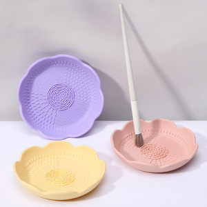 Support de nettoyage pour pinceaux de maquillage en silicone avec drainage pour usage domestique, design pliable - Product Image 3