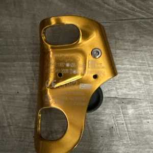 Ascendedor PETZL con Agarre de Cuerda, Pantalla LCD y Mango Ergonómico de 24VDC para Montañismo - Product Image 3