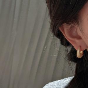 Boucles d'oreilles créoles fines personnalisées en argent pur S925, style rétro italien, texture brossée italienne, style rétro, argent - Product Image 2