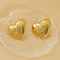 Boucles d'oreilles clous cœur rétro style Instagram euro-américain, tendance, en acier inoxydable électroplaqué, sensation de luxe de niche, pour le marché international
