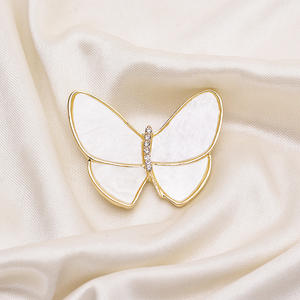 Broche de Moda de Nácar Natural Tilian, Diseño de Mariposa con Forma de Barco y Desgarrando el Capullo - Product Image 2