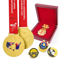 Fabricante personalizado Metal deportes Honor Medalla Premio Cinta Bar insignia medallas fundición caja de madera medallón personalizado