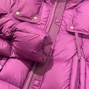 Chaqueta Acolchada con Capucha Extra Grande en Color Fucsia Vibrante, con Ribete de Punto y Bolsillos con Broches, Abrigo Corto Cálido para Invierno, Venta al Por Mayor - Product Image 5