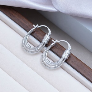 ต่างหูแบบติดหูทรงตัวยู ประดับเพชรซิคอนเล็กๆ สไตล์อินเทรนด์ ดีไซน์หรูหรา ทำจากทองแดงคุณภาพสูง พร้อมดีไซน์โดดเด่น เหมาะสำหรับเป็นของขวัญ - Product Image 4