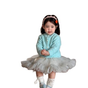 Set Personalizzato OEM Primavera 2026 Nuovo Stile Coreano per <span class=keywords><strong>Bambina</strong></span>: <span class=keywords><strong>Giacca</strong></span> in Maglia di Cotone Morbido e Gonna in Tulle con Motivo Floreale - Product Image 5