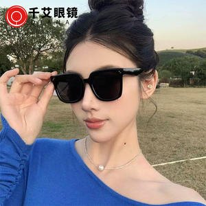 Nuevas Gafas de Sol Modernas con Montura Grande, Montura Gris de PC, Protección UV400, Gafas de Moda Unisex Tipo 3, Lentes de Sol con Remaches de Puntos - Product Image 4