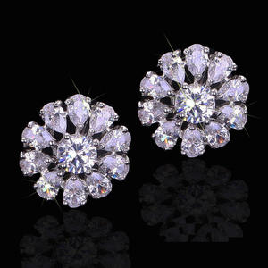 Pendientes de Oro Blanco con Flor, Cristal y Diamantes de Imitación, Corte Brillante Redondo, Engaste de Garra, Joyería de Moda Romántica para Boda de Mujer - Product Image 4