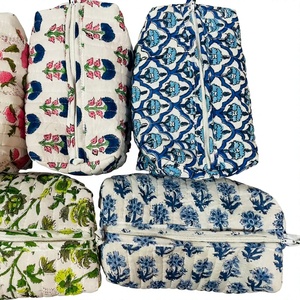 Grande trousse de toilette matelassée en coton, trousses de toilette imprimées en blocs, cadeau de demoiselle d'honneur, trousse de maquillage faite à la main, pochette à cosmétiques pour femme - Product Image 1