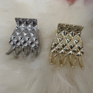 Pince à cheveux griffe de requin en métal argenté matelassé à motif quadrillé, style minimaliste et épuré, pour queue de cheval haute et demi-queue de cheval, accessoire élégant pour femme - Product Image 6