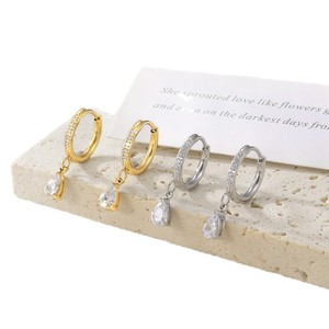 Pendientes de tuerca de moissanita VVS GRA de corte redondo con diseño de cola de pez de líneas simples, rellenos de oro de 14K, joyería de uso diario para mujer - Product Image 1