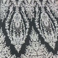 Nouveau design, tissu en dentelle de tulle lourdement perlé, dentelle brodée blanche de haute qualité pour robe de mariée