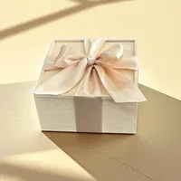 Boîte cadeau personnalisée avec un bouquet de photos et souvenirs