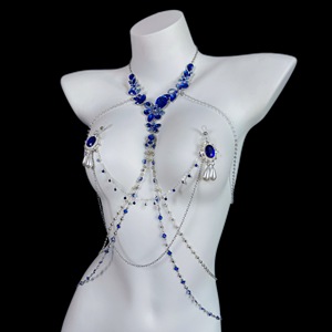BANSEY Collier ras du cou et chaîne de corps multicouche drapée, avec pinces à tétons en cristal bleu saphir, harnais de poitrine non-percante - Product Image 4