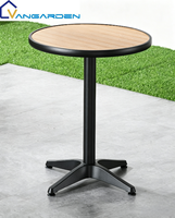 Ensemble table et chaises de salle à manger modernes en plastique et bois, cadre en aluminium léger antirouille, idéal pour les hôtels, les jardins et les cours.