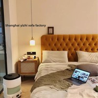 Lit double nordique avec cadre en pin et tête de lit en velours, style moderne simple, très tendance, 1,8 m, pour chambre principale