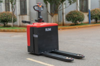 Transpalette électrique RUMLIFT modèle TE220 2000 kg, batterie plomb-acide 24 V/120 Ah, pneus en polyuréthane, mât à deux étages