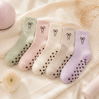 Chaussettes de Pilates personnalisées antidérapantes, faible MOQ, OEM ODM, logo brodé, chaussettes de yoga en coton pour femmes